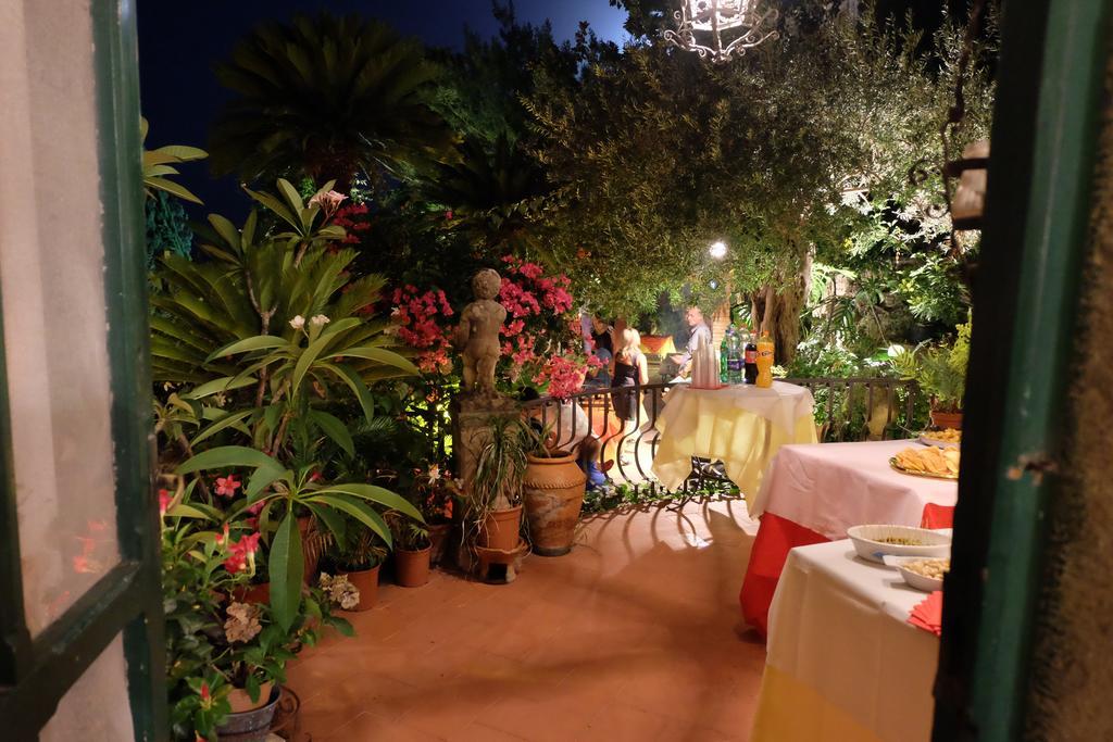 Hotel Villa Nettuno ตาออร์มินา ภายนอก รูปภาพ